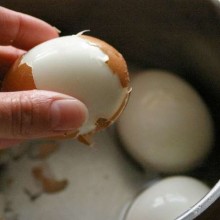Как чистить яйцо