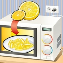 Очищаем микроволновку лимоном