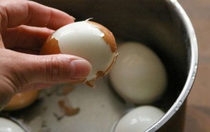 Как быстро почистить яйца от скорлупы, чистка яиц
