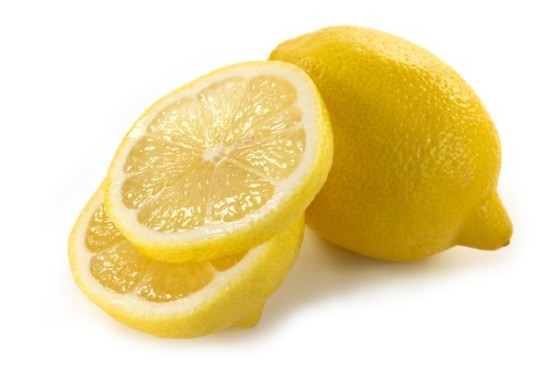 Лимон избавит от запаха, если протереть им стенки