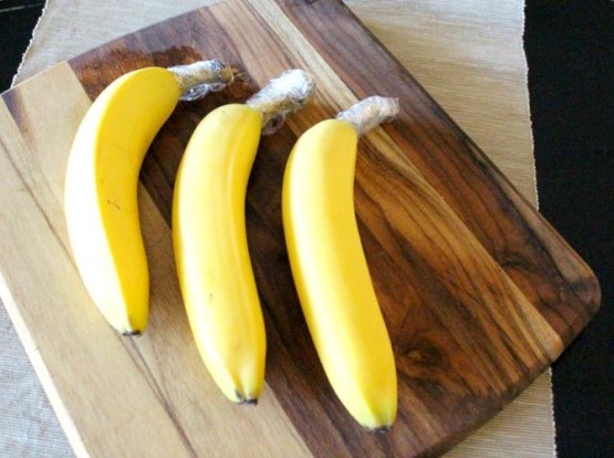 Оберните веточку банана пленкой или фольгой, чтобы банан сохранился подольше