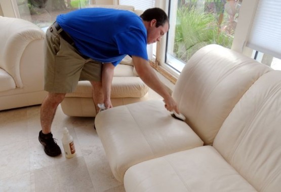 Почистить белый кожаный диван можно с помощью мыла