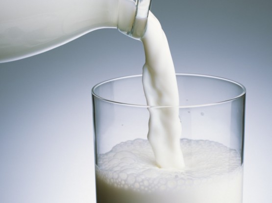 Молоко с содой удаляет загрязнения