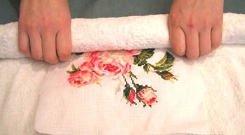 Для быстрой сушки заверните вышивку рулоном в полотенце