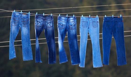 Сушат джинсы в вертикальном положении