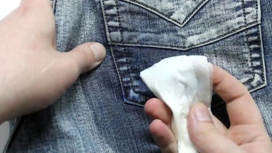 Как вывести пятно от ручки с джинсов