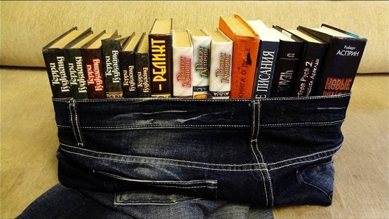 Застегните влажные джинсы, зажав книги