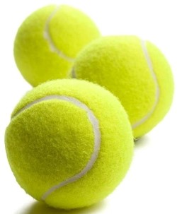 Теннисные мячики помогут пуху не сбиться