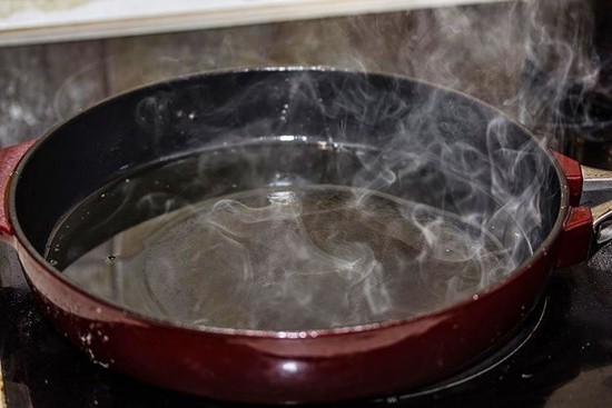 Прокаливание сковороды маслом