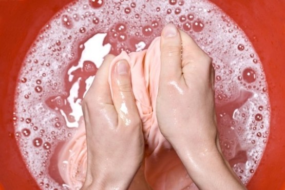 Отстирать пятно от гранатового сока можно хозяйственным мылом