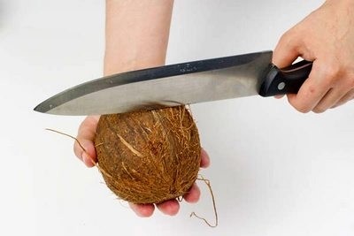 Постукивайте по кокосу со всех сторон, кожура треснет и отойдет