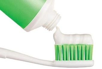 Потереть подошву кед зубной пастой