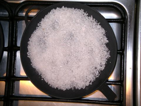 Прокаливание сковороды солью